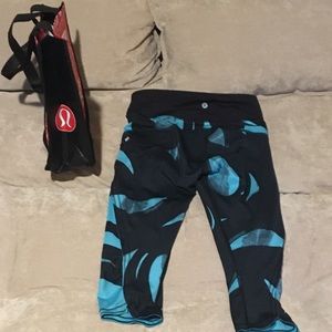 Lululemon crop leggings + bag!! Size 4 EXCELLENT